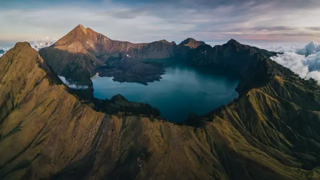 Terreno desafiador e clima imprevis&iacute;vel no monte Rinjani pode surpreender at&eacute; montanhistas experientes