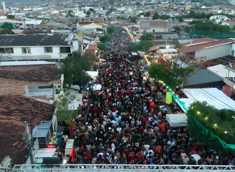 Multid&atilde;o prestigia o Carnaval da Rua do Norte