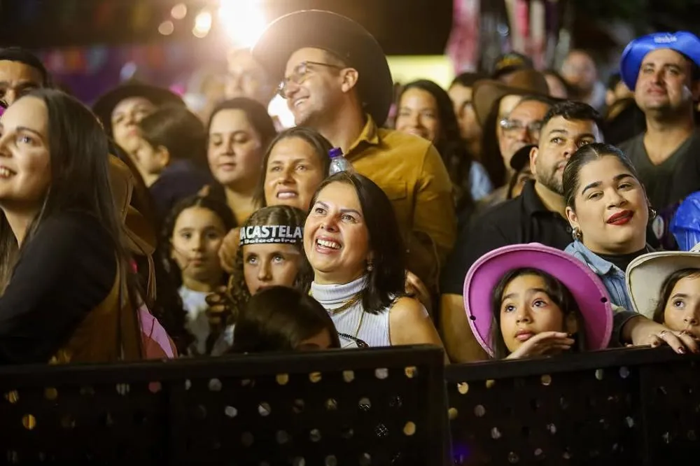 Ana Castela e muito forró marcaram a sexta em Gravatá. Todas as fotos já estão no ar! A festa continua neste sábado (21), com Wesley Safadão, Bruno e Marrone, Enzo Rabelo e muito mais.