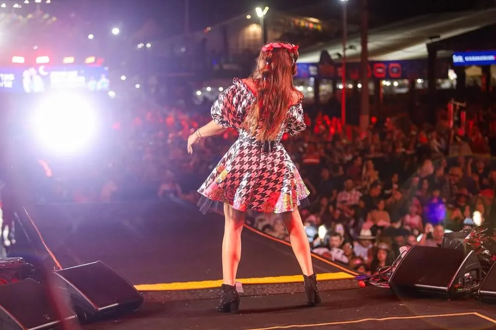 Ana Castela e muito forró marcaram a sexta em Gravatá. Todas as fotos já estão no ar! A festa continua neste sábado (21), com Wesley Safadão, Bruno e Marrone, Enzo Rabelo e muito mais.