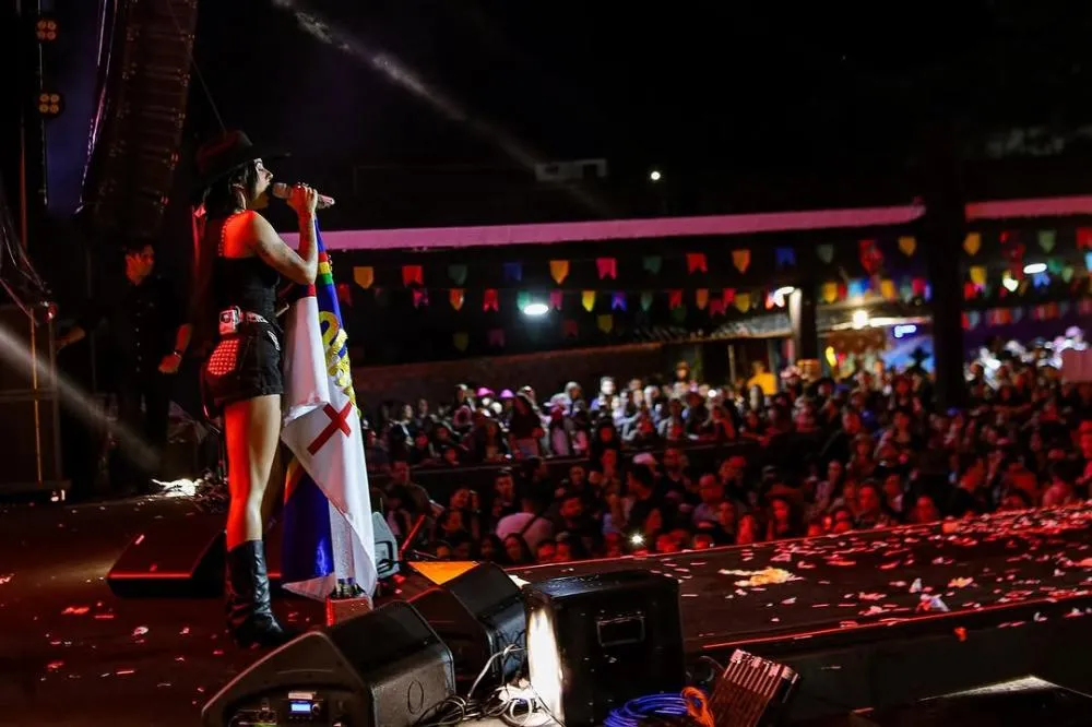 Ana Castela e muito forró marcaram a sexta em Gravatá. Todas as fotos já estão no ar! A festa continua neste sábado (21), com Wesley Safadão, Bruno e Marrone, Enzo Rabelo e muito mais.
