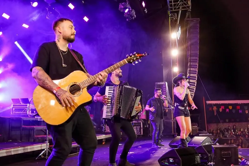 Ana Castela e muito forró marcaram a sexta em Gravatá. Todas as fotos já estão no ar! A festa continua neste sábado (21), com Wesley Safadão, Bruno e Marrone, Enzo Rabelo e muito mais.