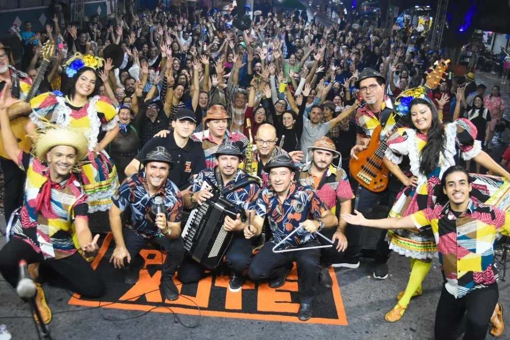 Ana Castela e muito forró marcaram a sexta em Gravatá. Todas as fotos já estão no ar! A festa continua neste sábado (21), com Wesley Safadão, Bruno e Marrone, Enzo Rabelo e muito mais.
