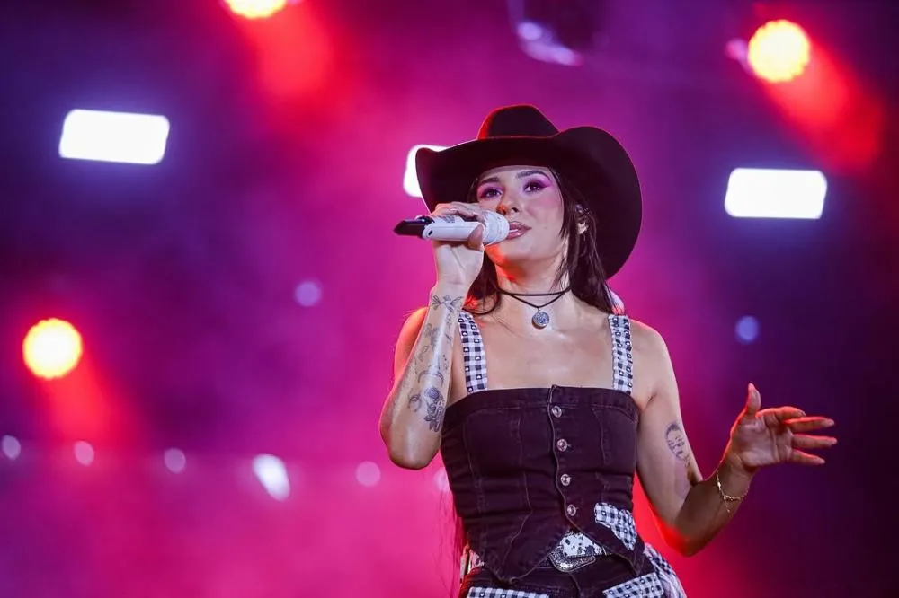 Ana Castela e muito forró marcaram a sexta em Gravatá. Todas as fotos já estão no ar! A festa continua neste sábado (21), com Wesley Safadão, Bruno e Marrone, Enzo Rabelo e muito mais.