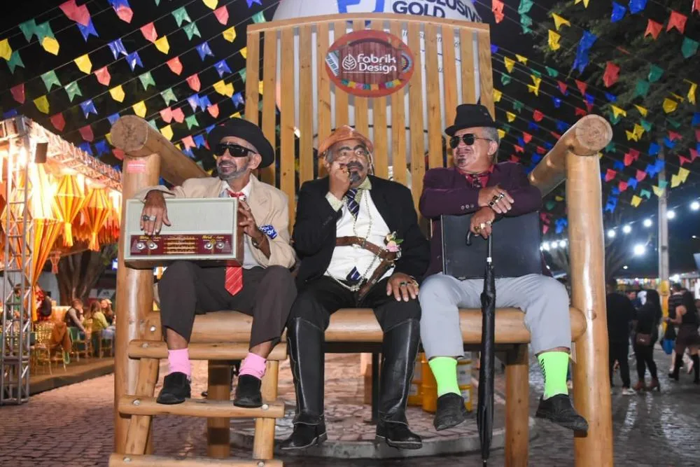 Ana Castela e muito forró marcaram a sexta em Gravatá. Todas as fotos já estão no ar! A festa continua neste sábado (21), com Wesley Safadão, Bruno e Marrone, Enzo Rabelo e muito mais.