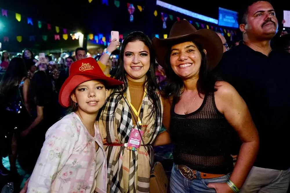 Ana Castela e muito forró marcaram a sexta em Gravatá. Todas as fotos já estão no ar! A festa continua neste sábado (21), com Wesley Safadão, Bruno e Marrone, Enzo Rabelo e muito mais.