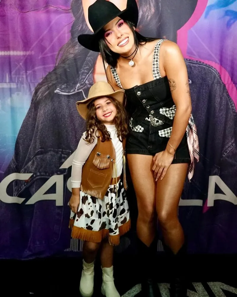 Ana Castela e muito forró marcaram a sexta em Gravatá. Todas as fotos já estão no ar! A festa continua neste sábado (21), com Wesley Safadão, Bruno e Marrone, Enzo Rabelo e muito mais.