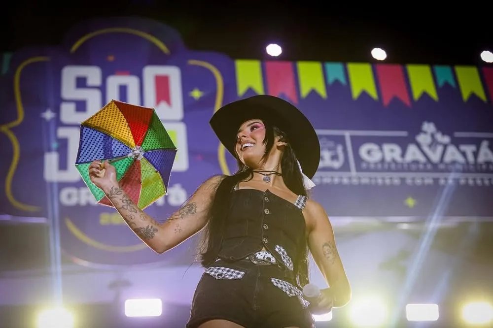 Ana Castela e muito forró marcaram a sexta em Gravatá. Todas as fotos já estão no ar! A festa continua neste sábado (21), com Wesley Safadão, Bruno e Marrone, Enzo Rabelo e muito mais.