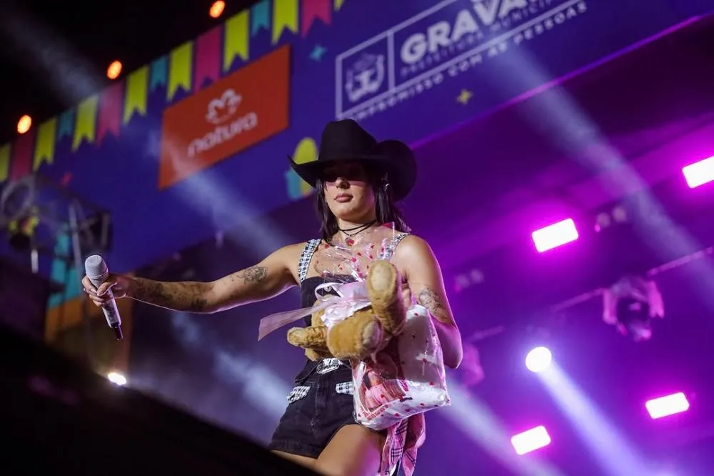 Ana Castela e muito forró marcaram a sexta em Gravatá. Todas as fotos já estão no ar! A festa continua neste sábado (21), com Wesley Safadão, Bruno e Marrone, Enzo Rabelo e muito mais.