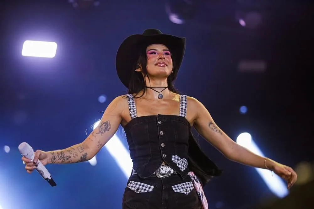 Ana Castela e muito forró marcaram a sexta em Gravatá. Todas as fotos já estão no ar! A festa continua neste sábado (21), com Wesley Safadão, Bruno e Marrone, Enzo Rabelo e muito mais.