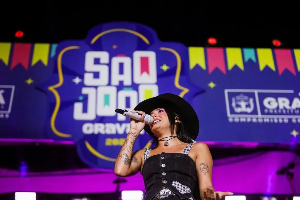 Ana Castela e muito forró marcaram a sexta em Gravatá. Todas as fotos já estão no ar! A festa continua neste sábado (21), com Wesley Safadão, Bruno e Marrone, Enzo Rabelo e muito mais.
