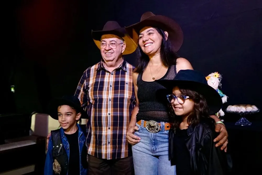 Ana Castela e muito forró marcaram a sexta em Gravatá. Todas as fotos já estão no ar! A festa continua neste sábado (21), com Wesley Safadão, Bruno e Marrone, Enzo Rabelo e muito mais.