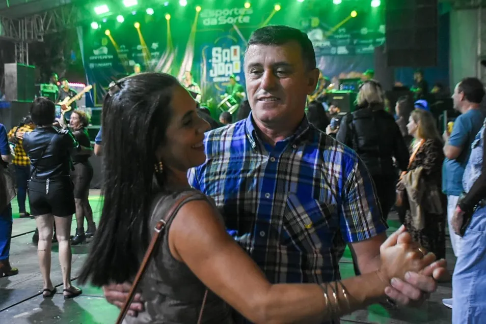Ana Castela e muito forró marcaram a sexta em Gravatá. Todas as fotos já estão no ar! A festa continua neste sábado (21), com Wesley Safadão, Bruno e Marrone, Enzo Rabelo e muito mais.