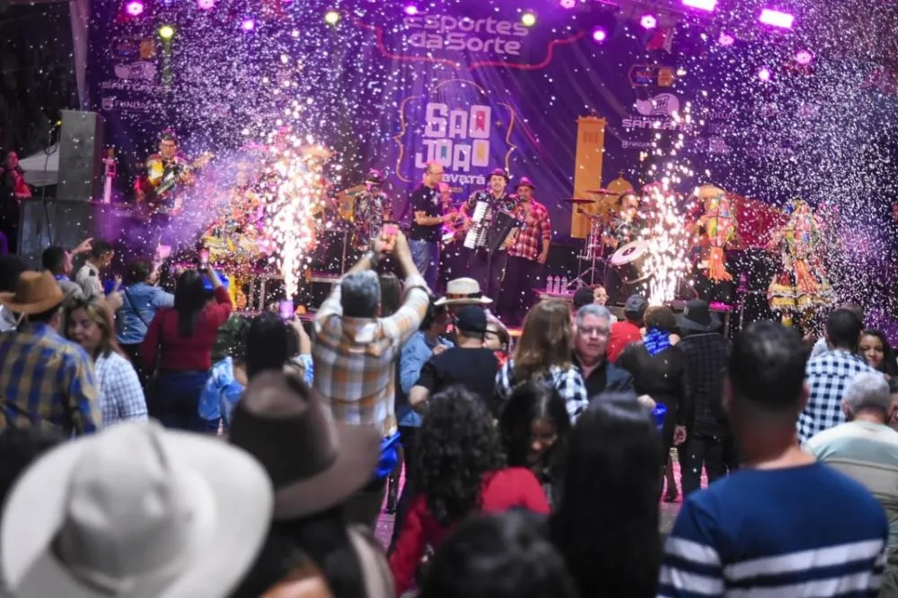 Ana Castela e muito forró marcaram a sexta em Gravatá. Todas as fotos já estão no ar! A festa continua neste sábado (21), com Wesley Safadão, Bruno e Marrone, Enzo Rabelo e muito mais.