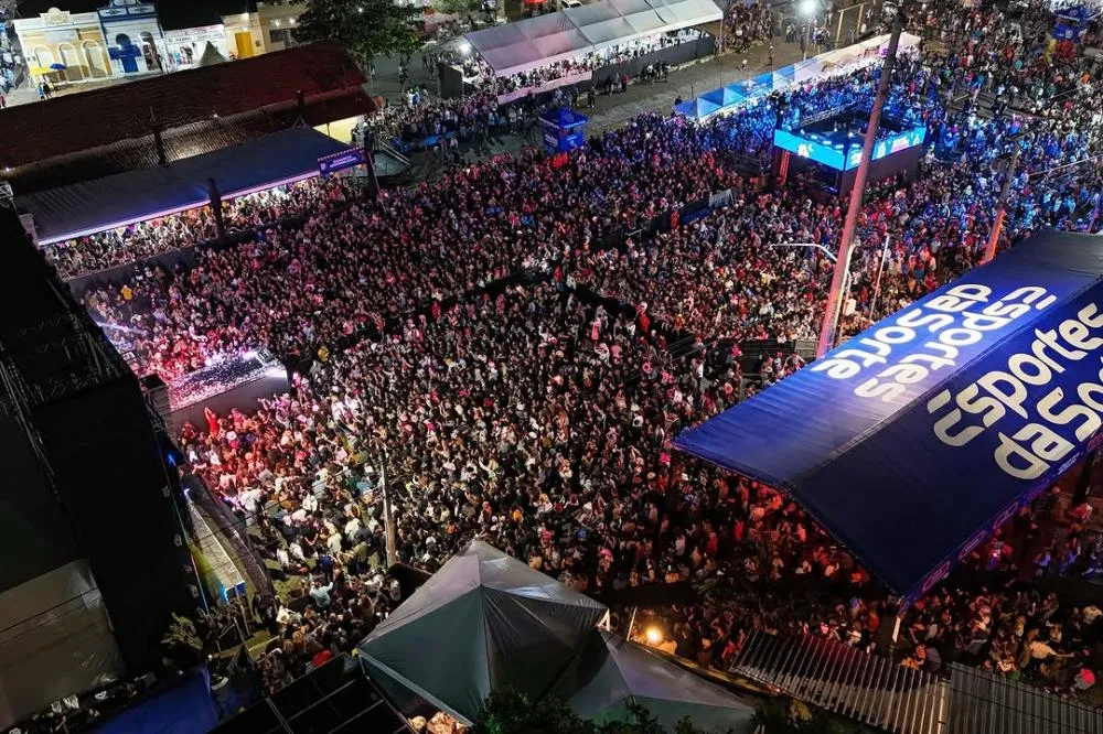 Ana Castela e muito forró marcaram a sexta em Gravatá. Todas as fotos já estão no ar! A festa continua neste sábado (21), com Wesley Safadão, Bruno e Marrone, Enzo Rabelo e muito mais.