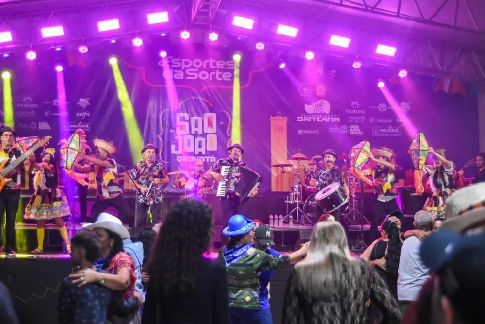 Ana Castela e muito forró marcaram a sexta em Gravatá. Todas as fotos já estão no ar! A festa continua neste sábado (21), com Wesley Safadão, Bruno e Marrone, Enzo Rabelo e muito mais.