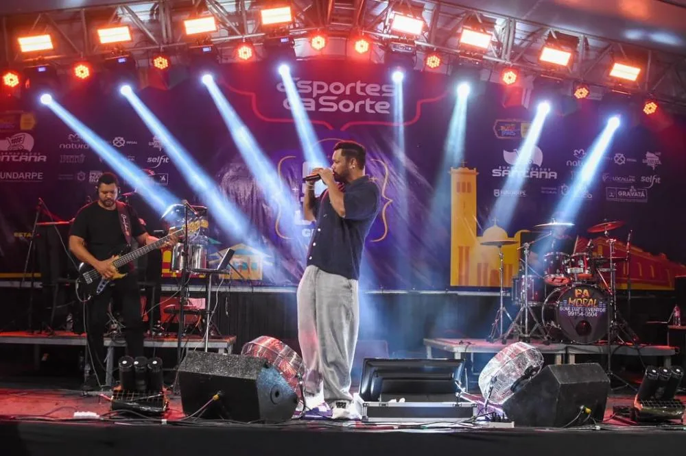 Ana Castela e muito forró marcaram a sexta em Gravatá. Todas as fotos já estão no ar! A festa continua neste sábado (21), com Wesley Safadão, Bruno e Marrone, Enzo Rabelo e muito mais.