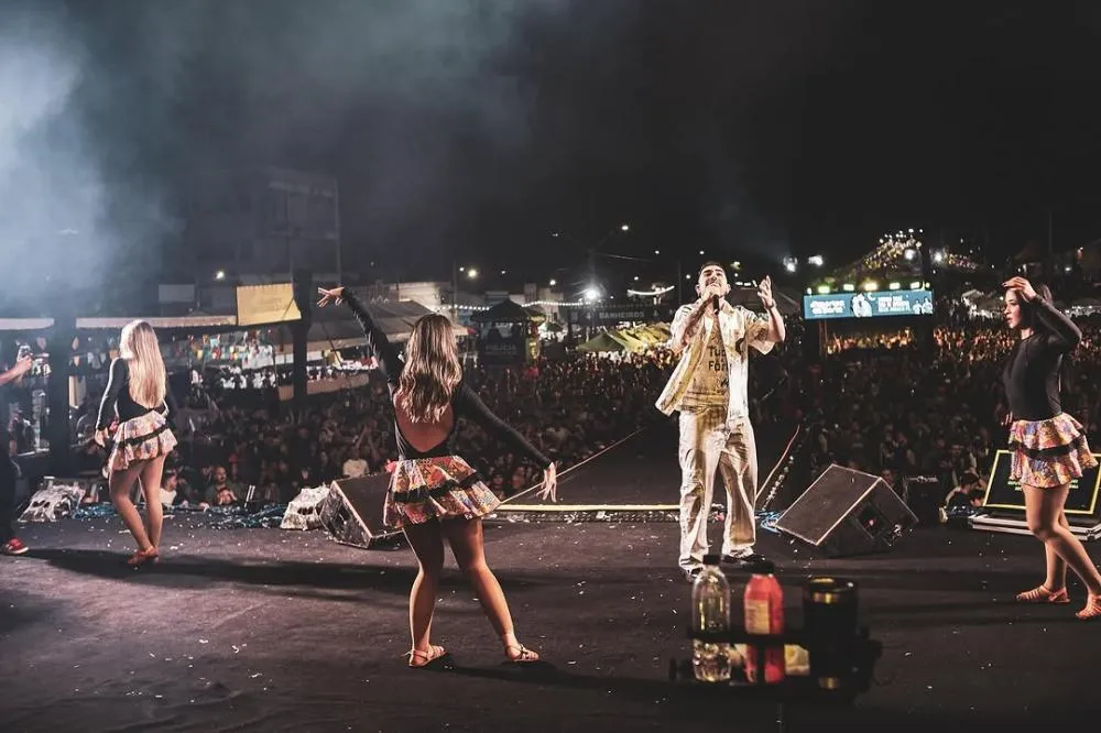 Ana Castela e muito forró marcaram a sexta em Gravatá. Todas as fotos já estão no ar! A festa continua neste sábado (21), com Wesley Safadão, Bruno e Marrone, Enzo Rabelo e muito mais.