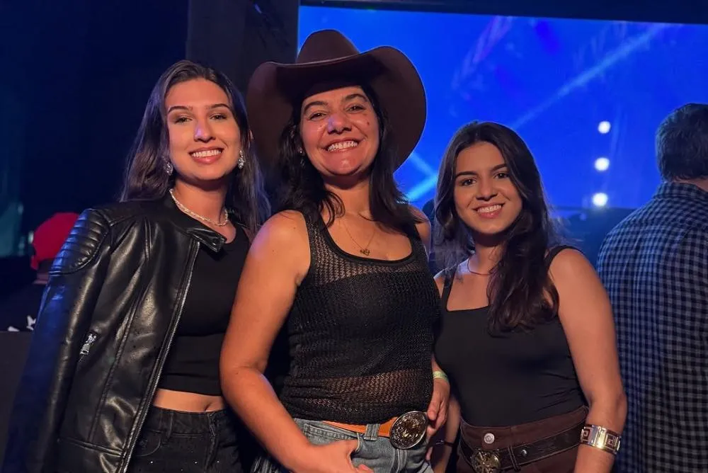 Ana Castela e muito forró marcaram a sexta em Gravatá. Todas as fotos já estão no ar! A festa continua neste sábado (21), com Wesley Safadão, Bruno e Marrone, Enzo Rabelo e muito mais.