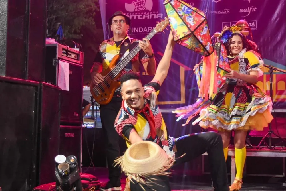 Ana Castela e muito forró marcaram a sexta em Gravatá. Todas as fotos já estão no ar! A festa continua neste sábado (21), com Wesley Safadão, Bruno e Marrone, Enzo Rabelo e muito mais.