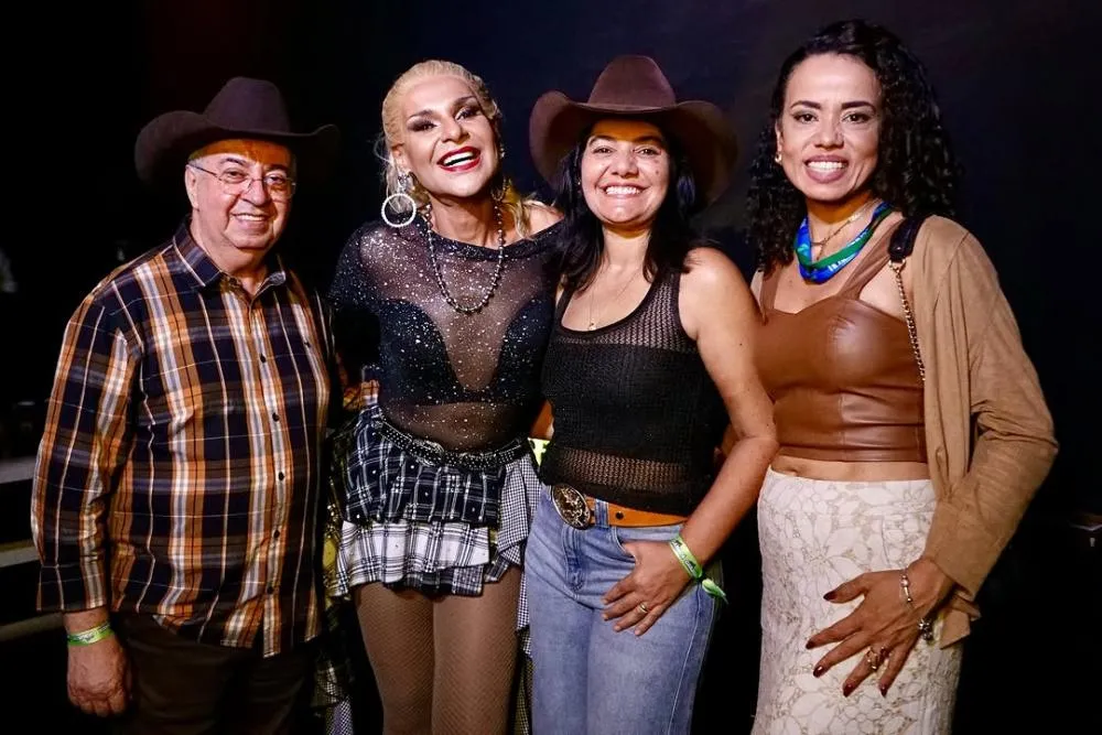 Ana Castela e muito forró marcaram a sexta em Gravatá. Todas as fotos já estão no ar! A festa continua neste sábado (21), com Wesley Safadão, Bruno e Marrone, Enzo Rabelo e muito mais.