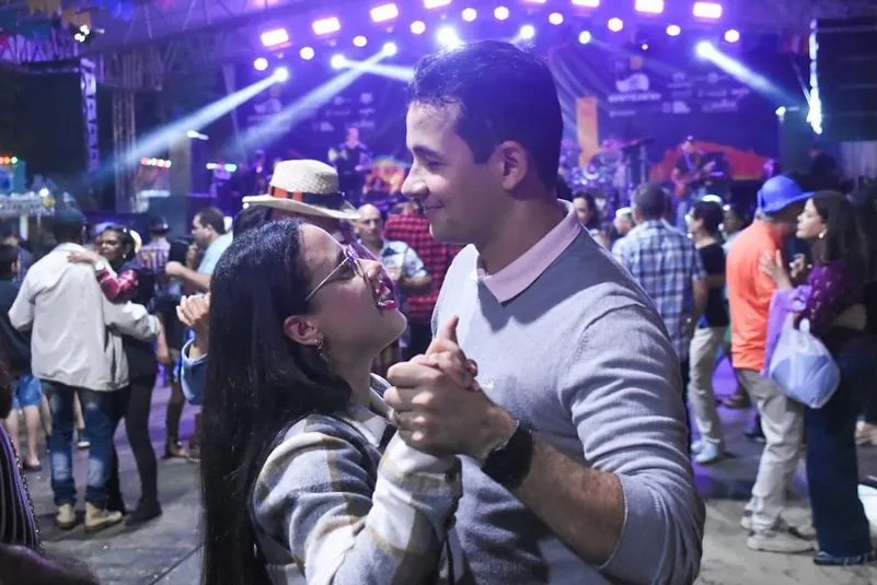 Ana Castela e muito forró marcaram a sexta em Gravatá. Todas as fotos já estão no ar! A festa continua neste sábado (21), com Wesley Safadão, Bruno e Marrone, Enzo Rabelo e muito mais.