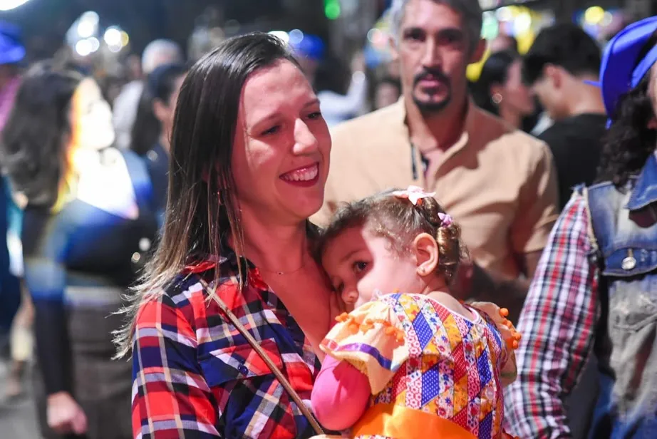 Ana Castela e muito forró marcaram a sexta em Gravatá. Todas as fotos já estão no ar! A festa continua neste sábado (21), com Wesley Safadão, Bruno e Marrone, Enzo Rabelo e muito mais.