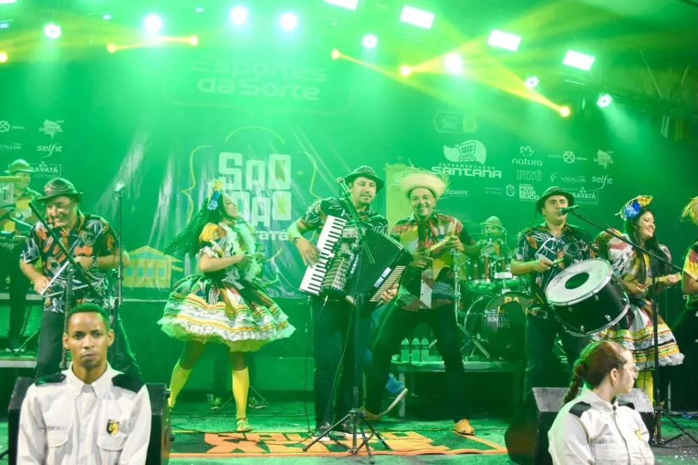 Ana Castela e muito forró marcaram a sexta em Gravatá. Todas as fotos já estão no ar! A festa continua neste sábado (21), com Wesley Safadão, Bruno e Marrone, Enzo Rabelo e muito mais.