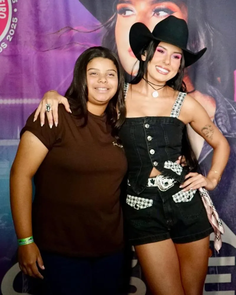 Ana Castela e muito forró marcaram a sexta em Gravatá. Todas as fotos já estão no ar! A festa continua neste sábado (21), com Wesley Safadão, Bruno e Marrone, Enzo Rabelo e muito mais.