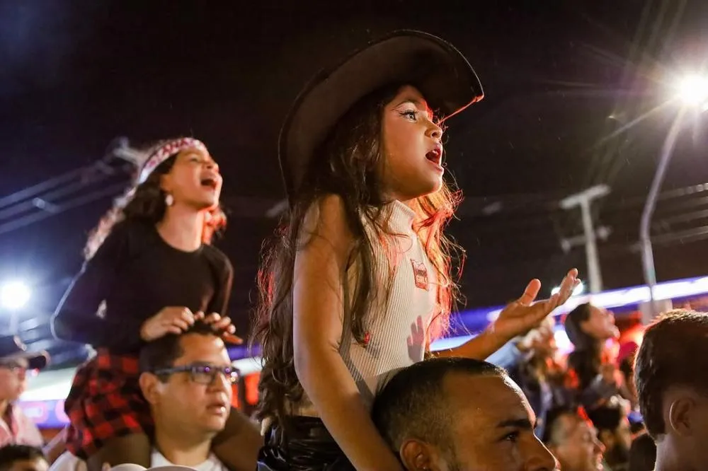 Ana Castela e muito forró marcaram a sexta em Gravatá. Todas as fotos já estão no ar! A festa continua neste sábado (21), com Wesley Safadão, Bruno e Marrone, Enzo Rabelo e muito mais.