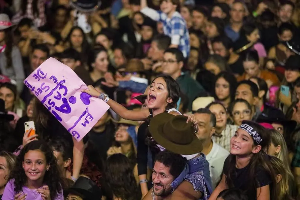 Ana Castela e muito forró marcaram a sexta em Gravatá. Todas as fotos já estão no ar! A festa continua neste sábado (21), com Wesley Safadão, Bruno e Marrone, Enzo Rabelo e muito mais.