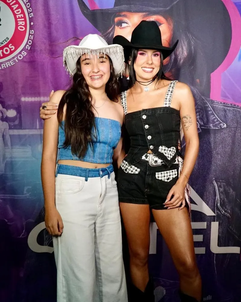 Ana Castela e muito forró marcaram a sexta em Gravatá. Todas as fotos já estão no ar! A festa continua neste sábado (21), com Wesley Safadão, Bruno e Marrone, Enzo Rabelo e muito mais.