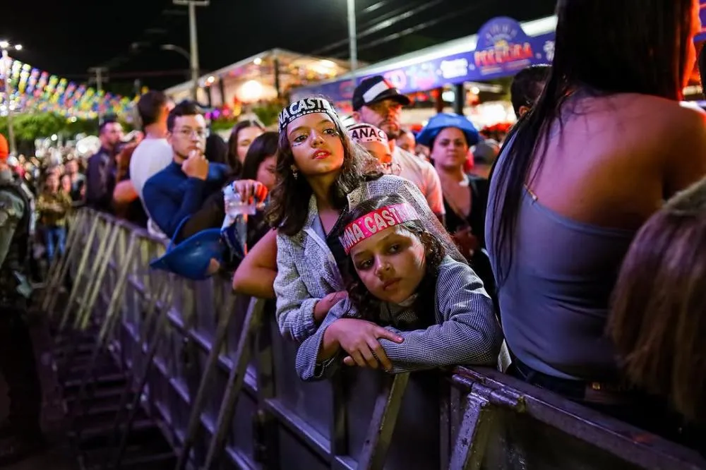 Ana Castela e muito forró marcaram a sexta em Gravatá. Todas as fotos já estão no ar! A festa continua neste sábado (21), com Wesley Safadão, Bruno e Marrone, Enzo Rabelo e muito mais.