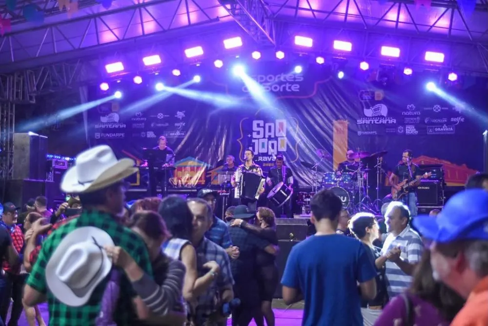Ana Castela e muito forró marcaram a sexta em Gravatá. Todas as fotos já estão no ar! A festa continua neste sábado (21), com Wesley Safadão, Bruno e Marrone, Enzo Rabelo e muito mais.