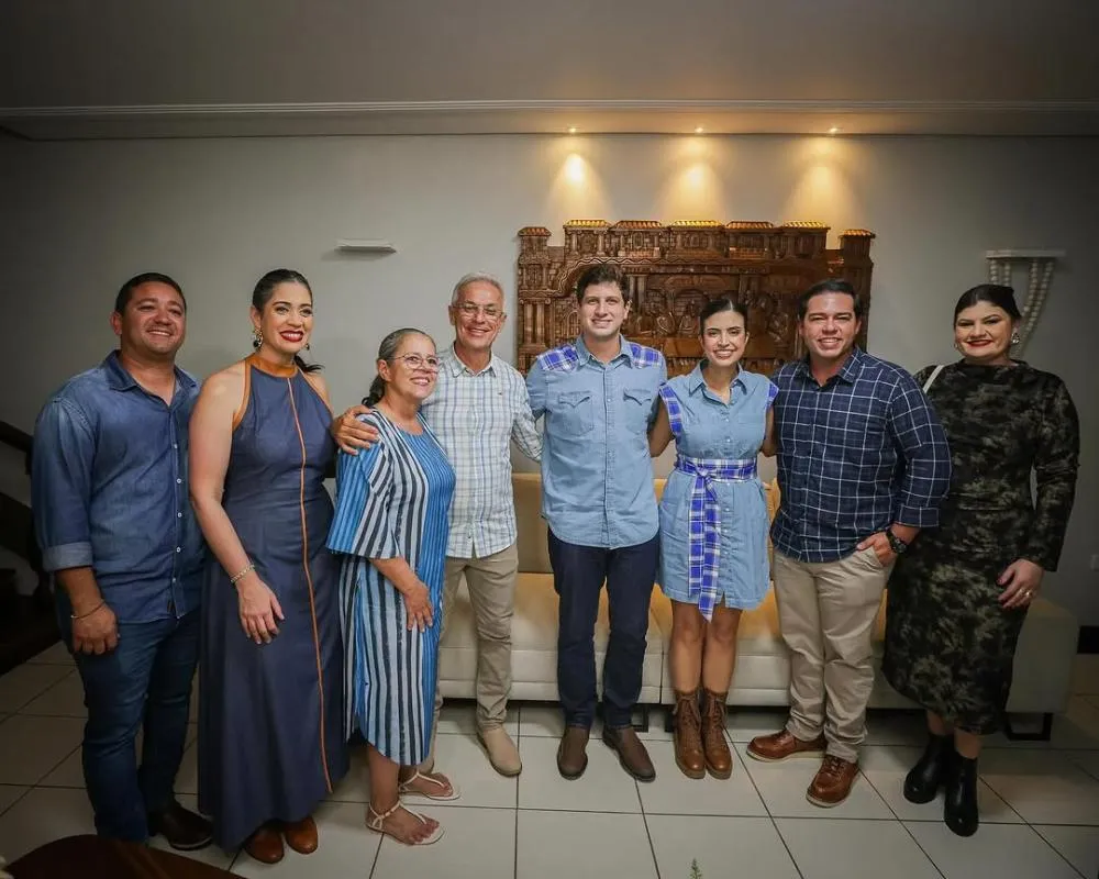 João Campos prestigia o São João de Vitória ao lado do prefeito Paulo Roberto