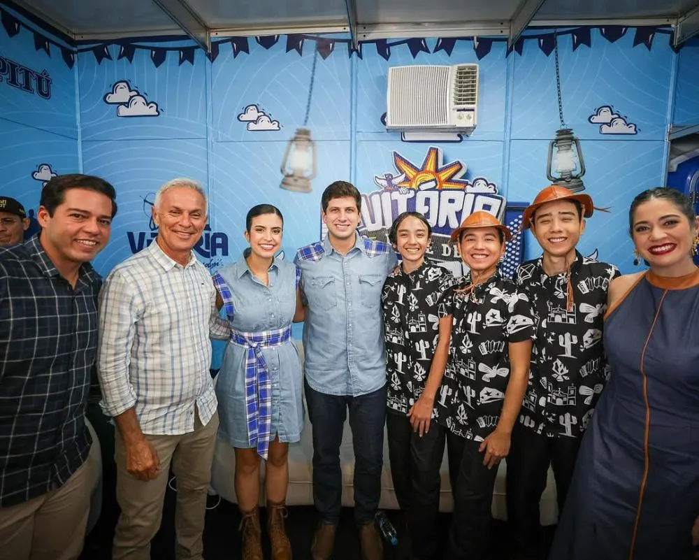 João Campos prestigia o São João de Vitória ao lado do prefeito Paulo Roberto