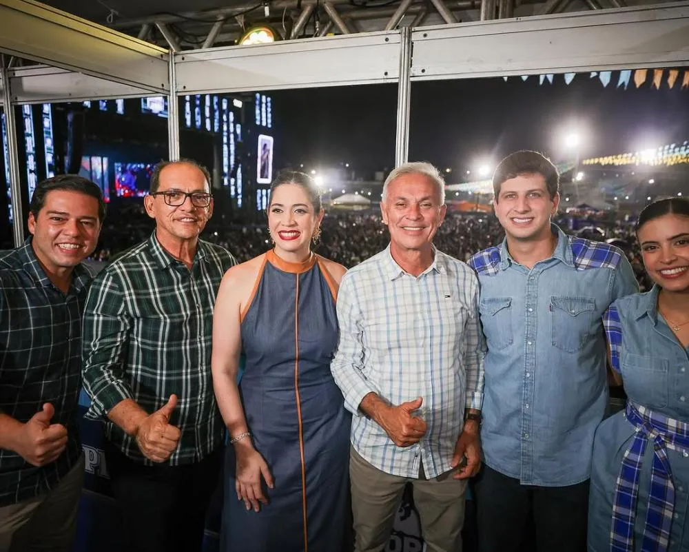 João Campos prestigia o São João de Vitória ao lado do prefeito Paulo Roberto