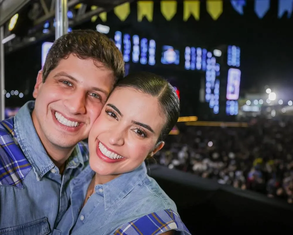 João Campos prestigia o São João de Vitória ao lado do prefeito Paulo Roberto