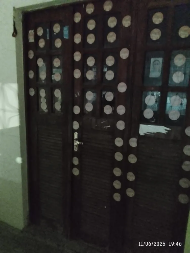 Filho acusa vereador de Gravatá de ter destruído a casa de sua mãe, usada como comitê eleitoral. A proprietária, de 83 anos, enfrenta sérios prejuízos financeiros e emocionais