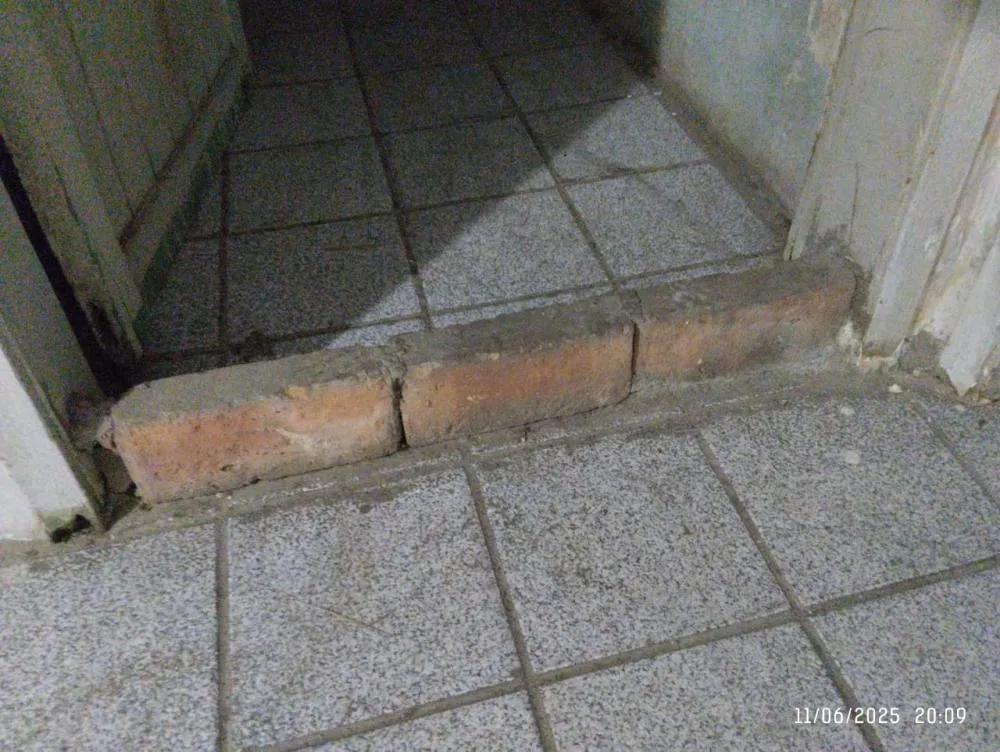 Filho acusa vereador de Gravatá de ter destruído a casa de sua mãe, usada como comitê eleitoral. A proprietária, de 83 anos, enfrenta sérios prejuízos financeiros e emocionais