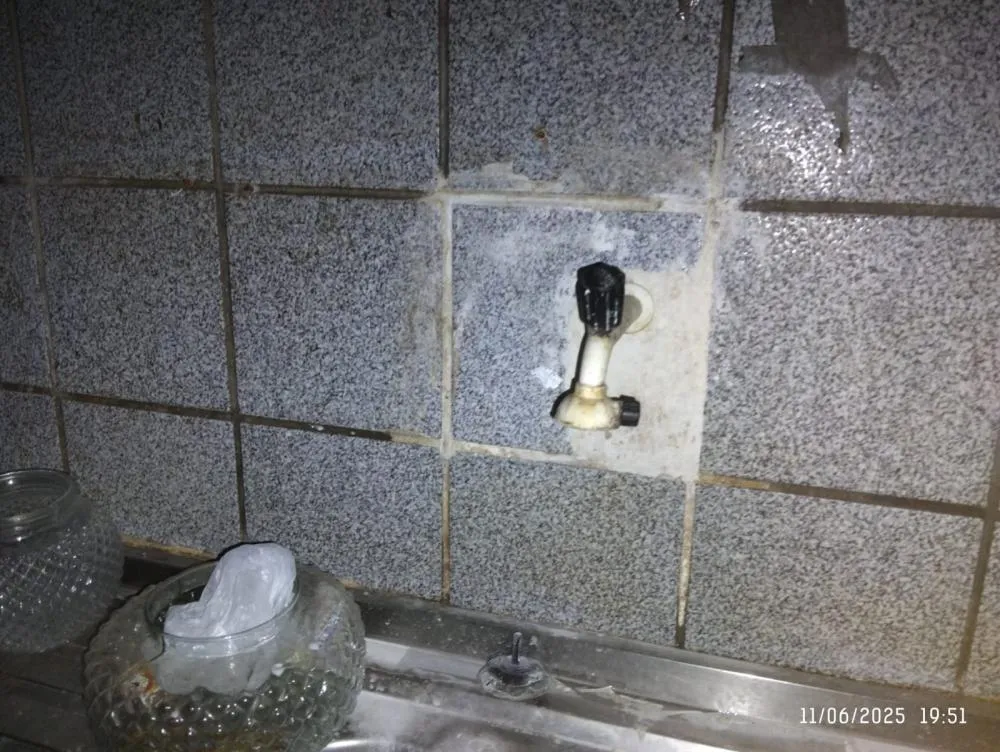 Filho acusa vereador de Gravatá de ter destruído a casa de sua mãe, usada como comitê eleitoral. A proprietária, de 83 anos, enfrenta sérios prejuízos financeiros e emocionais