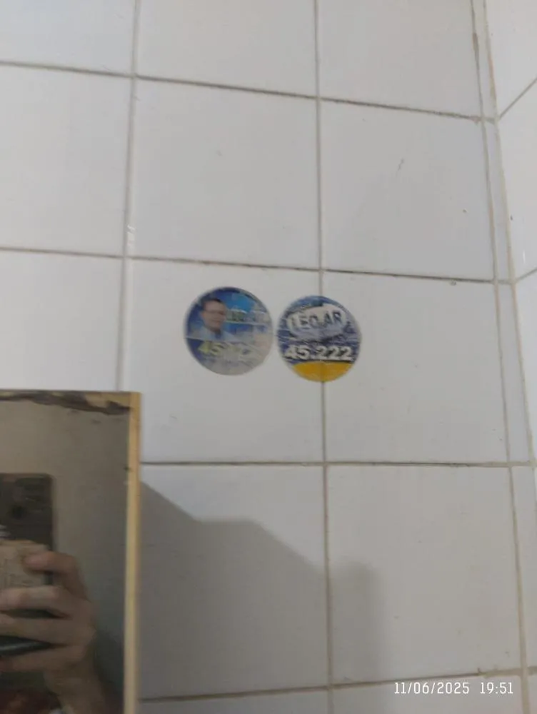 Filho acusa vereador de Gravatá de ter destruído a casa de sua mãe, usada como comitê eleitoral. A proprietária, de 83 anos, enfrenta sérios prejuízos financeiros e emocionais