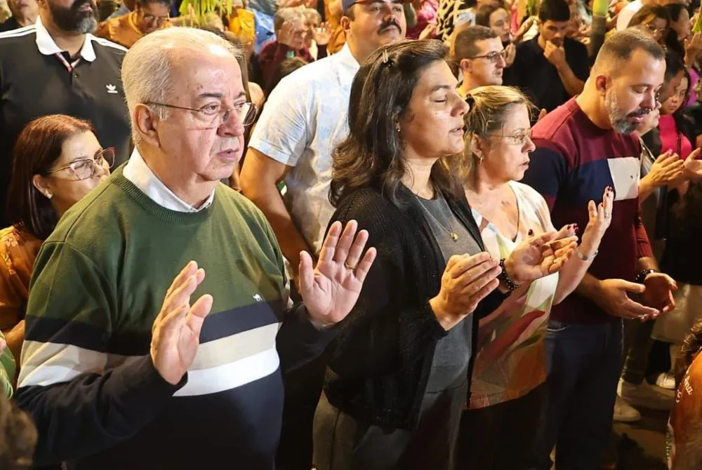 Padre Joselito e Viviane Facundes em um momento de oração 