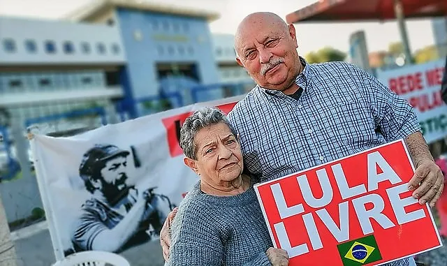 Frei Chico ao lado de Maria Baixinha, irmãos de Lula, em frente à sede da PF, em Curitiba — Foto: Ricardo Stuckert/ 2019