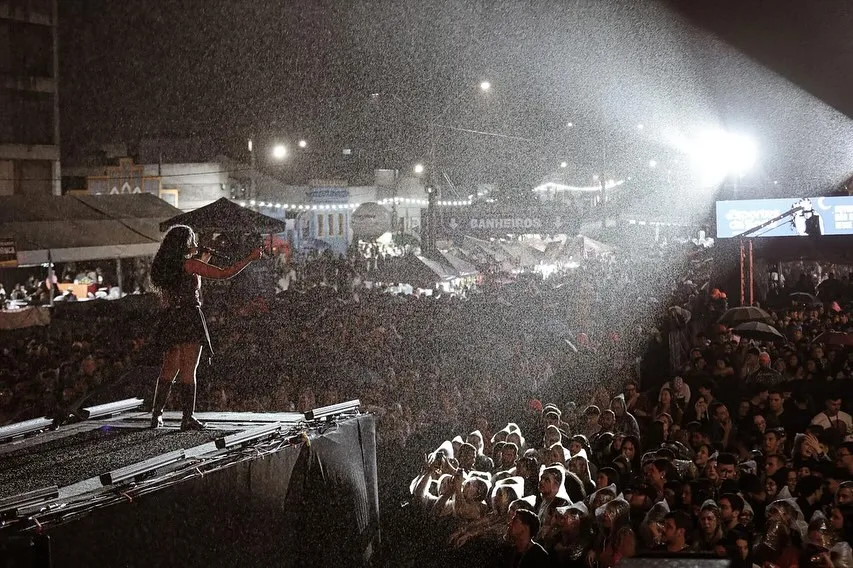 As melhores imagens da terceira noite do São João da Gente estão no ar! A emoção da multidão, os sorrisos dos fãs, os momentos marcantes no palco e toda a beleza do São João de Gravatá