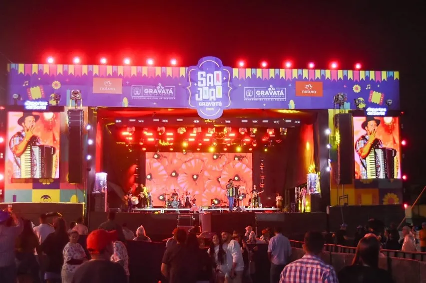 Sábado de forró aquece noite fria no Pátio de Eventos em Gravatá. Mais do que entretenimento, nosso São João representa um importante motor para a economia da nossa cidade