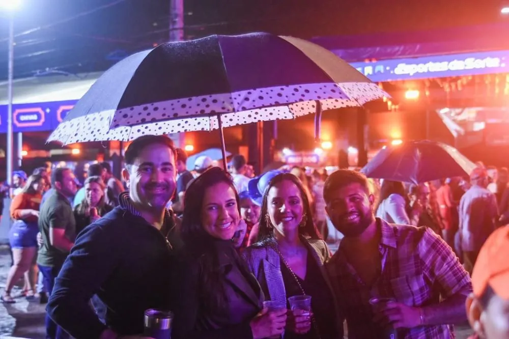 Sábado de forró aquece noite fria no Pátio de Eventos em Gravatá. Mais do que entretenimento, nosso São João representa um importante motor para a economia da nossa cidade