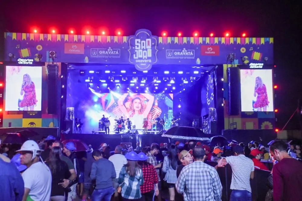 Sábado de forró aquece noite fria no Pátio de Eventos em Gravatá. Mais do que entretenimento, nosso São João representa um importante motor para a economia da nossa cidade